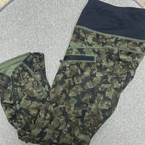 Size 6 camouflage capri Lululemon leggings EUC